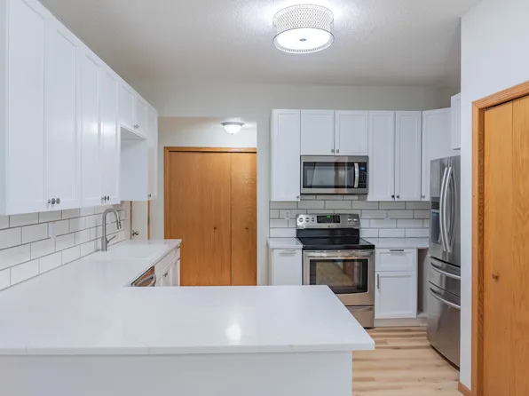 112X Crystal Pl W, Chaska, MN 55318