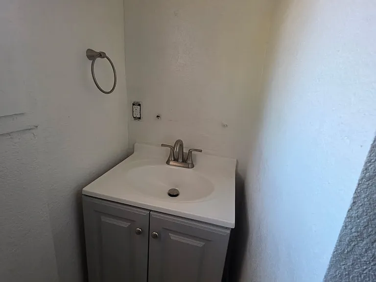 527 Maine St — Photo 9