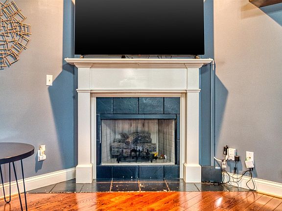 5th image of 300 E 1st Ave