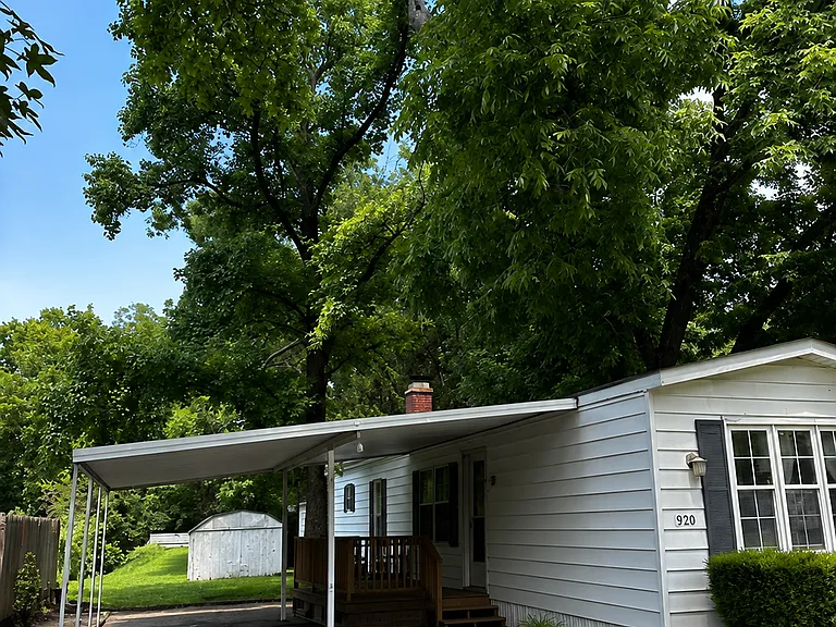 1820 Creekview Dr — Photo 1