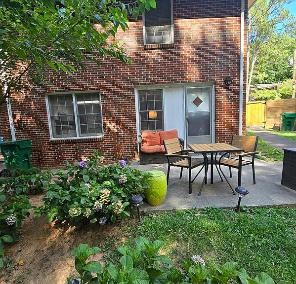 1152 Arlington Pkwy NE #B — Photo 1