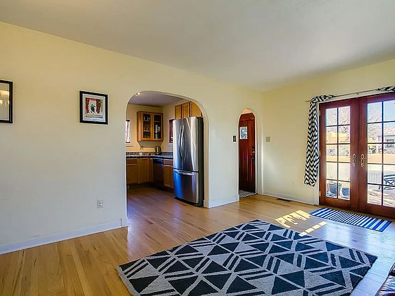 5th image of 327 Solano Dr NE