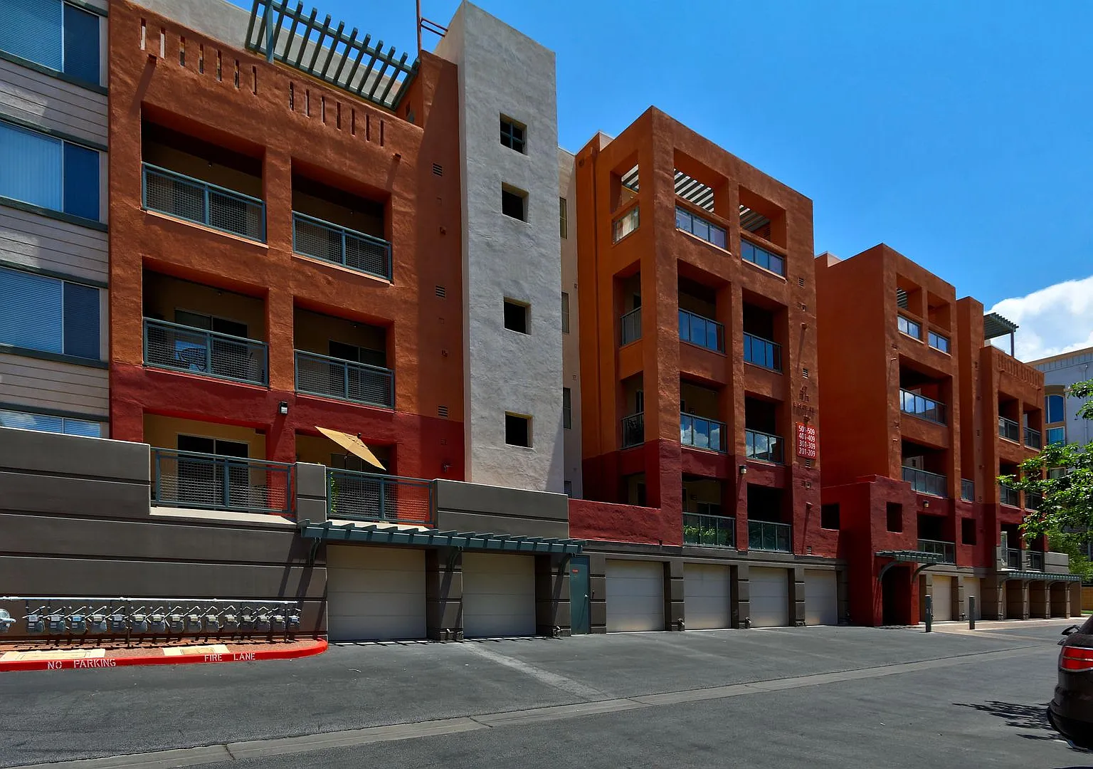 Fantastic Guard Gated Community In Park Avenue. — Photo 1