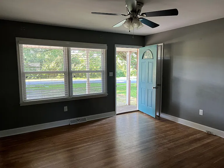 521 Clifton Rd — Photo 2