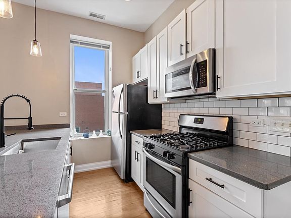 5th image of 1946 S Racine Ave #3R