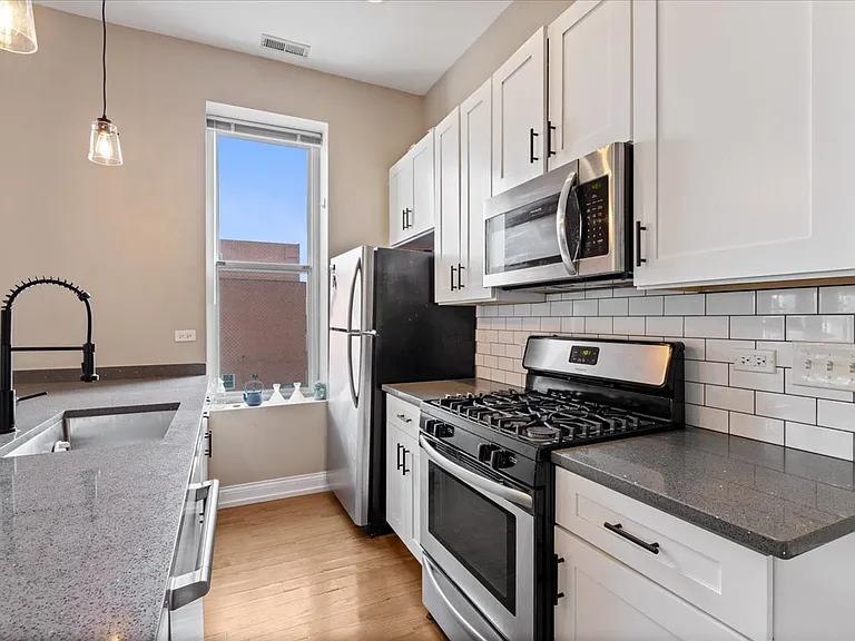 1946 S Racine Ave #3R — Photo 5