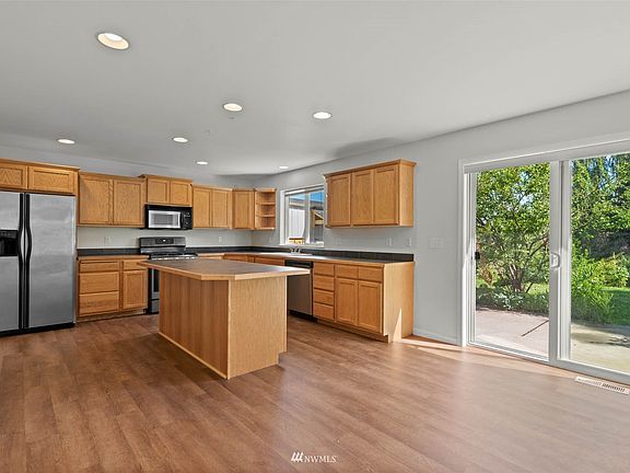 4th image of 601 Eisenhower Drive