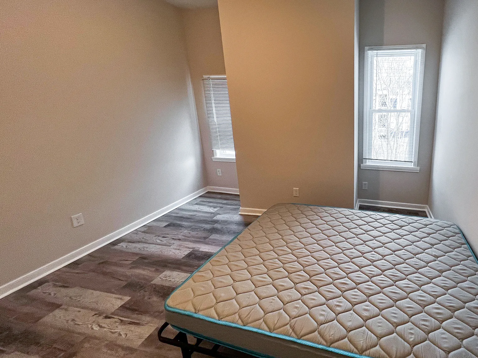 4 bed, 5.0 bath, 4000 sqft, $949 — Photo 3