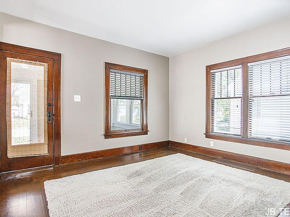 3rd image of 200 W 21st St
