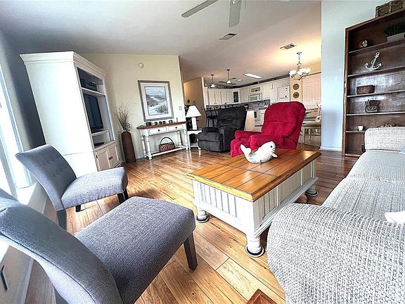 3rd image of 817 S Green Cir