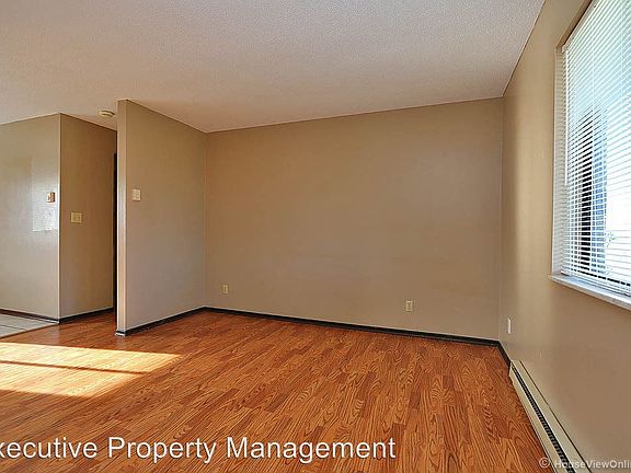 3rd image of 325 East Ln APT 2