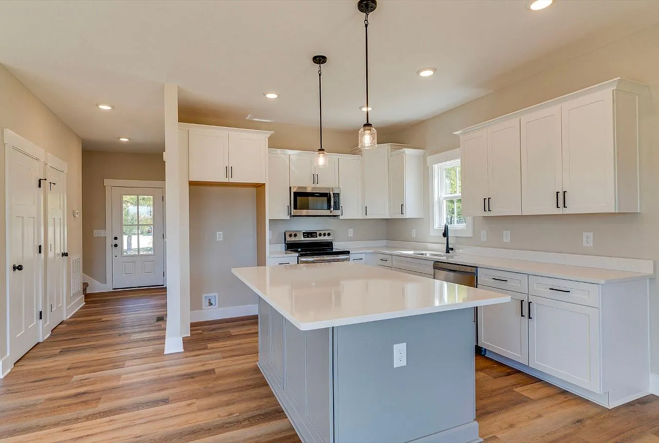3 bed, 2.5 bath, 1977 sqft, $2,550 — Photo 4