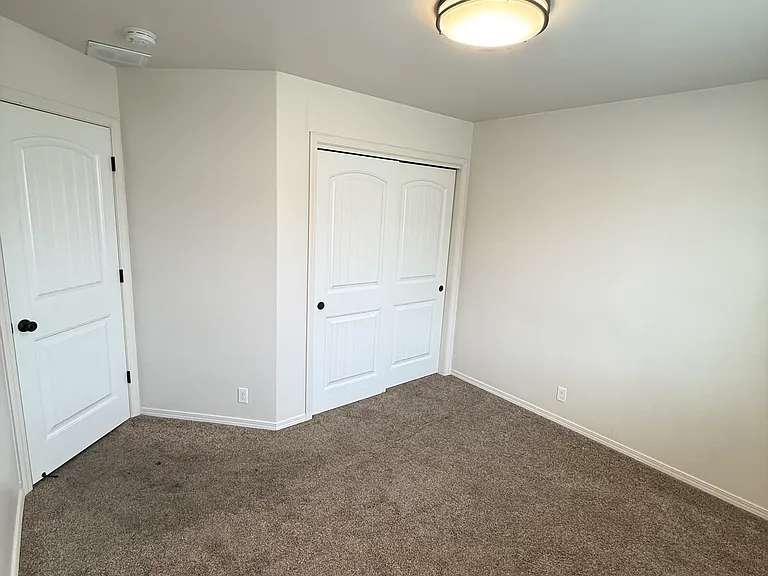 1009 S Date St — Photo 12
