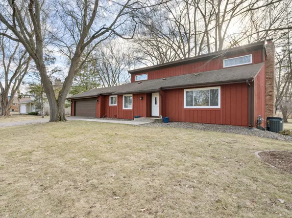 2205 Urbandale Ln N, Plymouth, MN 55447