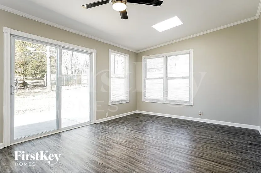 4 bed, 2.5 bath, 2430 sqft, $2,820 — Photo 3