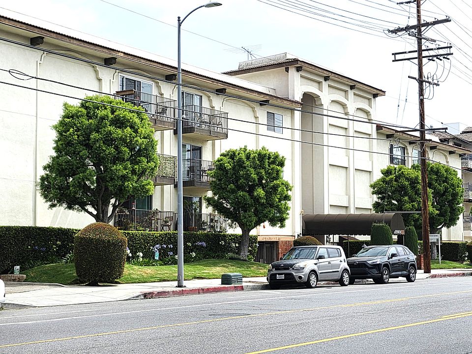 1st image of 12801 Moorpark St Unit 204
