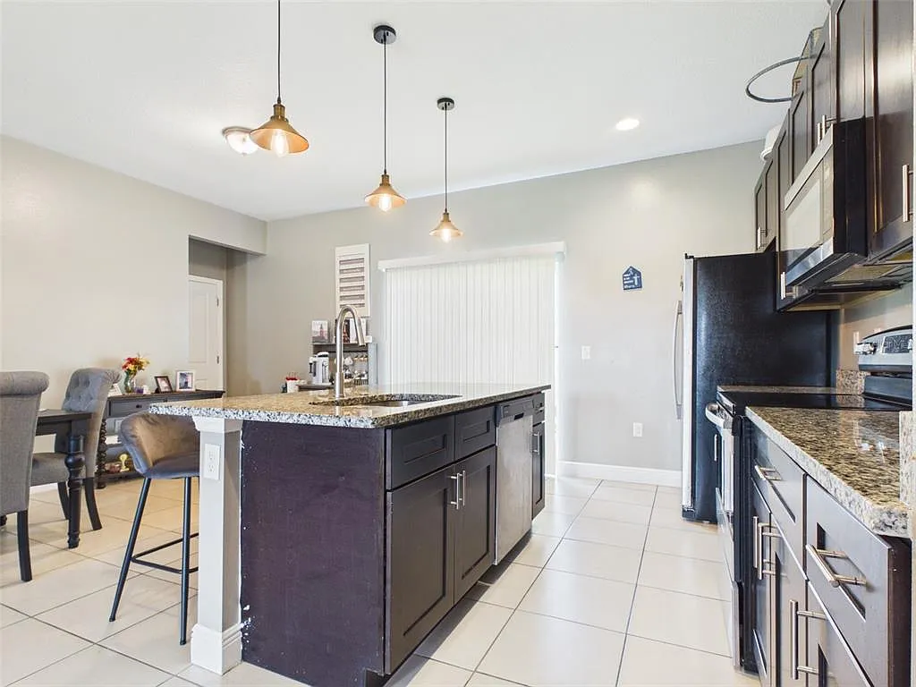4 bed, 2.0 bath, 1578 sqft, $1,900 — Photo 4