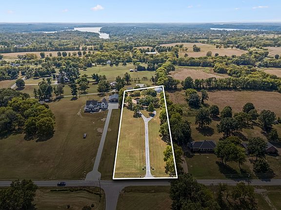 2nd image of 554 Douglas Bend Rd