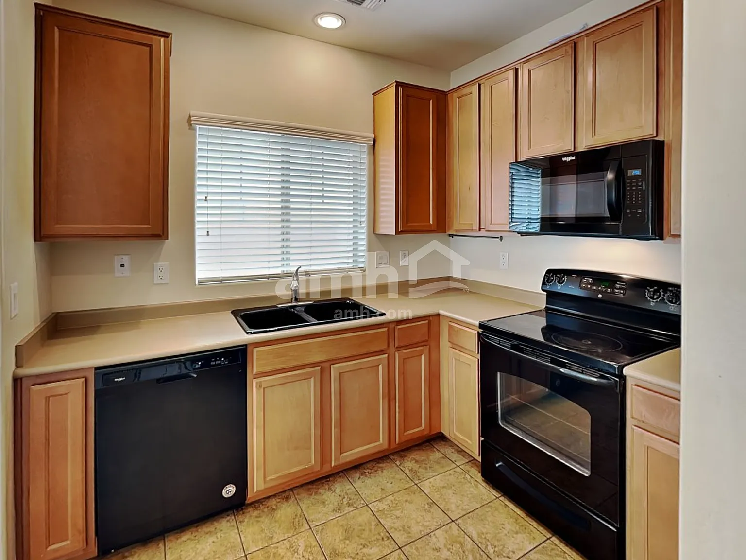 3 bed, 2.5 bath, 1375 sqft, $2,050 — Photo 3