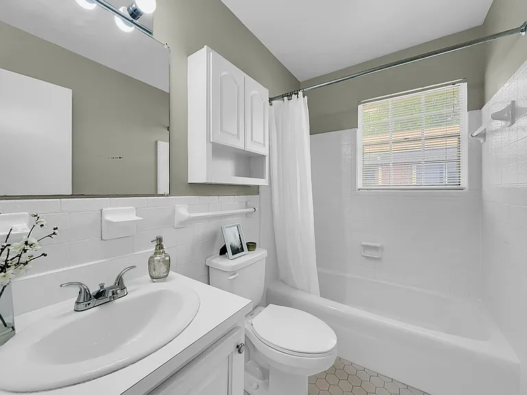 Chateau Orleans Apartments — Photo 46