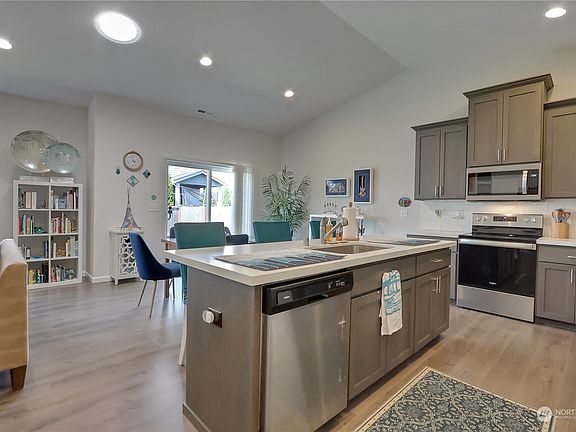 5th image of 913 134th Street Ct S