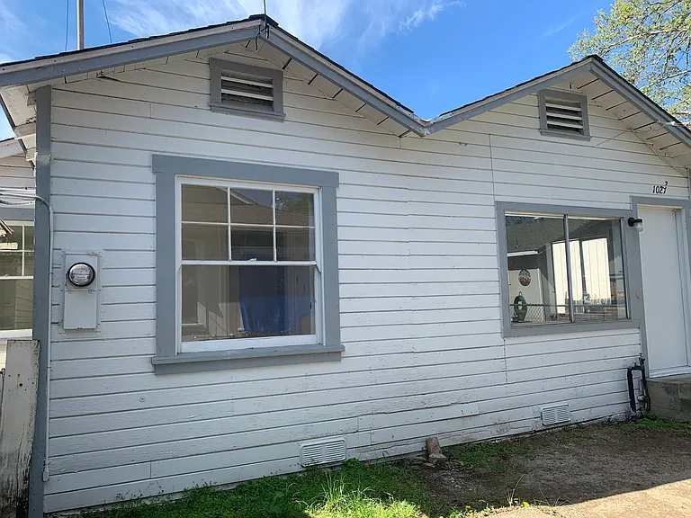 1027 Locust St — Photo 1