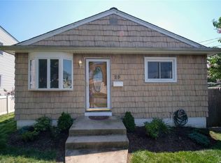 25 E Kissimee Rd, Lindenhurst, NY 11757