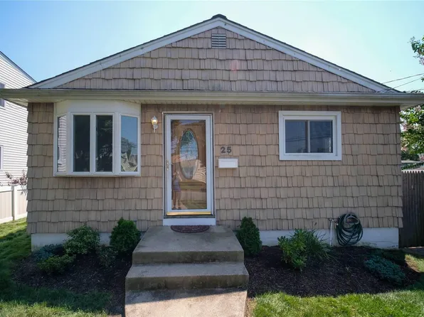 25 E Kissimee Road, Lindenhurst, NY 11757