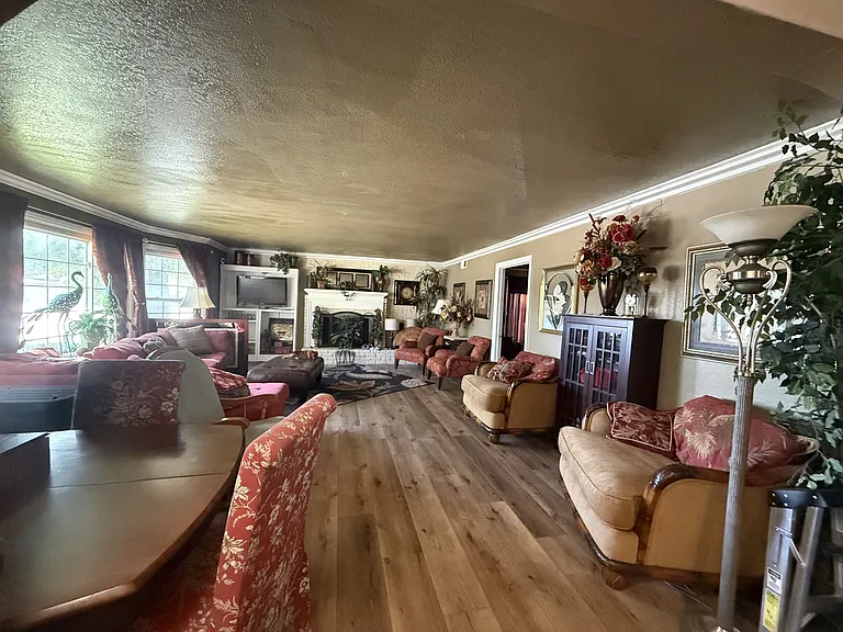 7401 W Pkwy — Photo 4