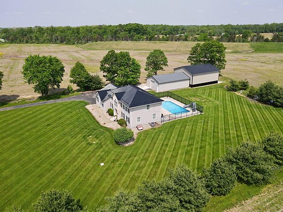 3rd image of 4705 Township Road 232