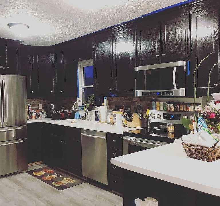 staining the kitchen cabinet