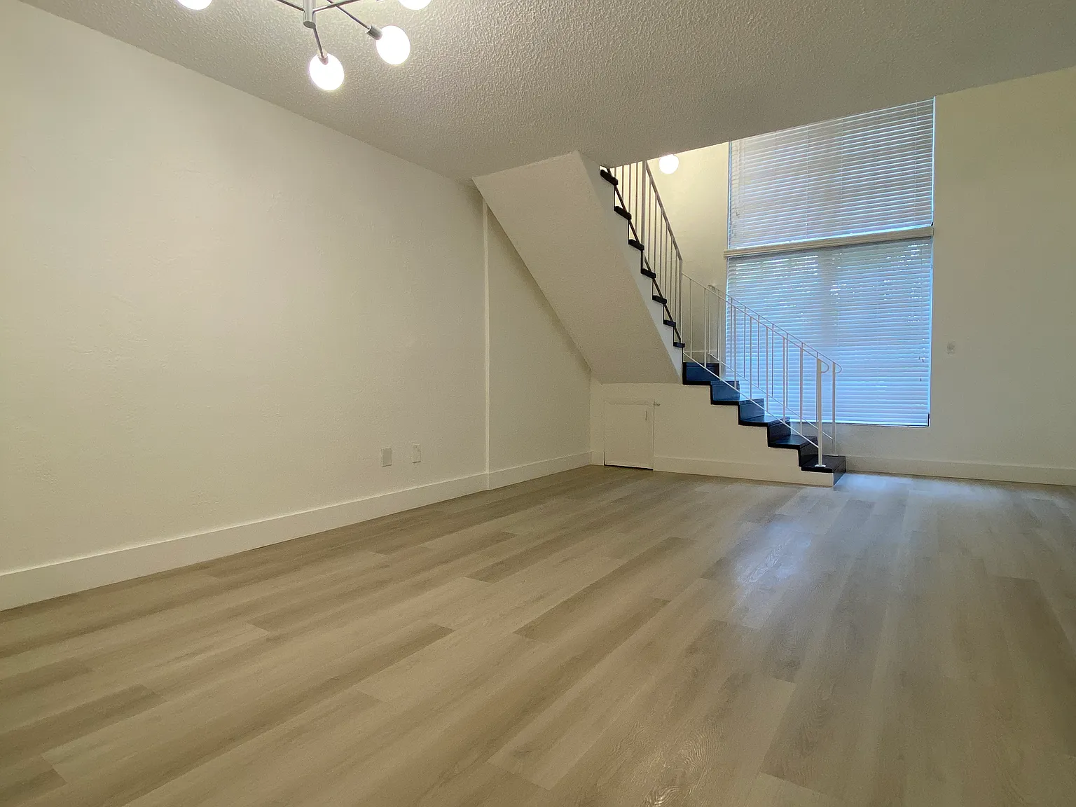 1 bed, 1.5 bath, 930 sqft, $1,945 — Photo 3