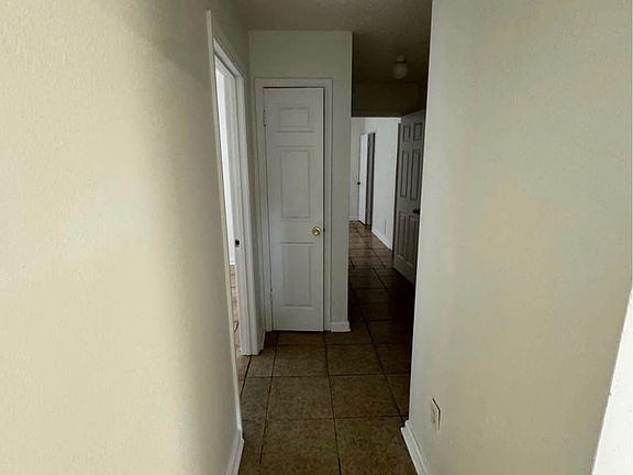 5th image of 924 W Monterey Ct APT B