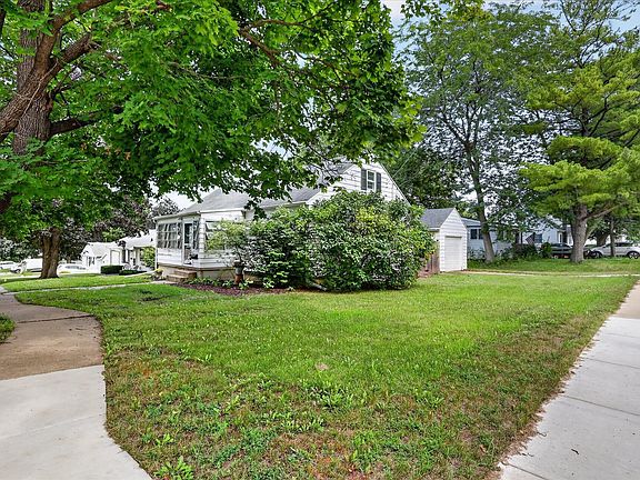 3rd image of 961 W Jefferson Dr