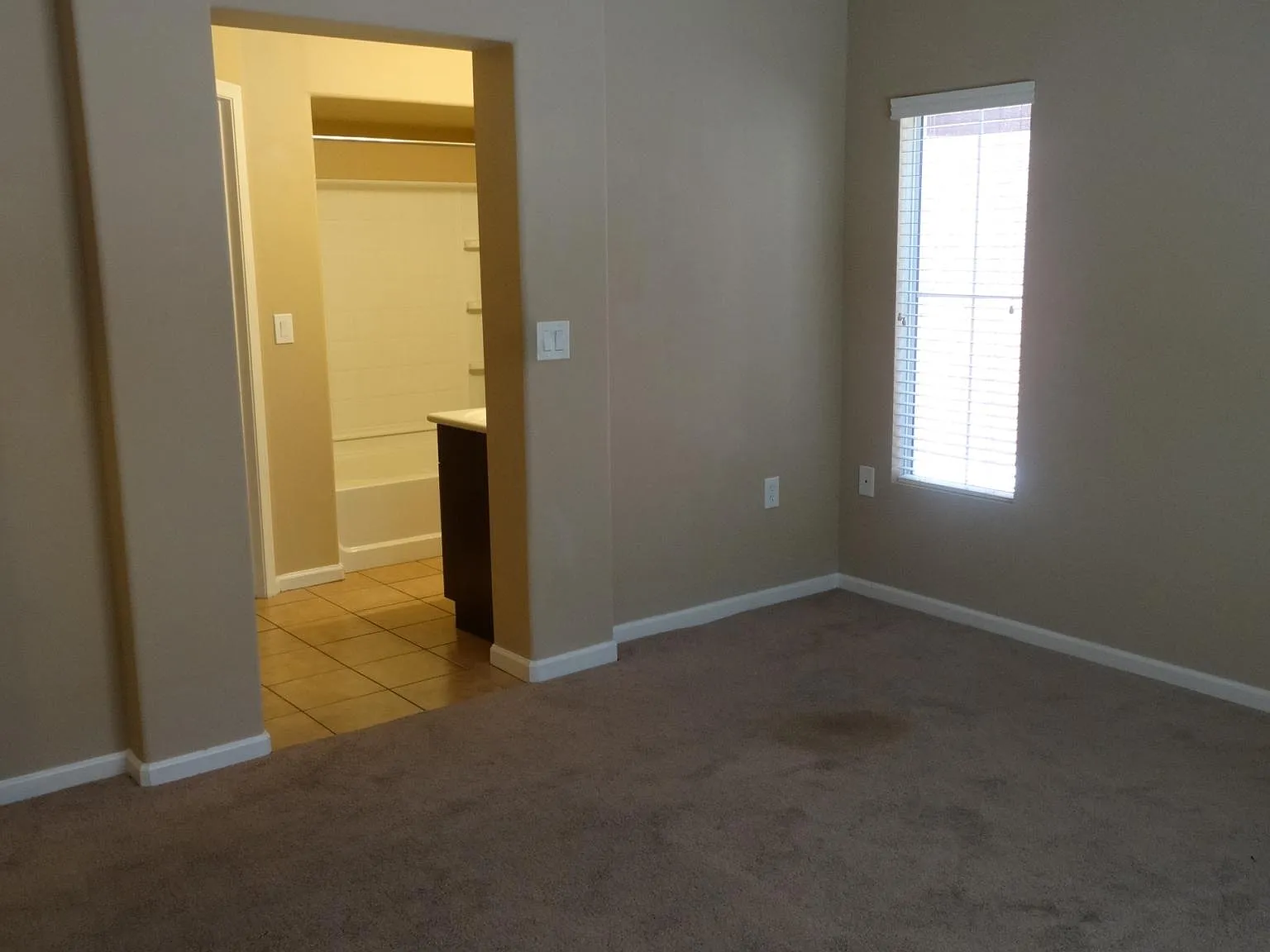 4 bed, 3.5 bath, 2124 sqft, $2,345 — Photo 4