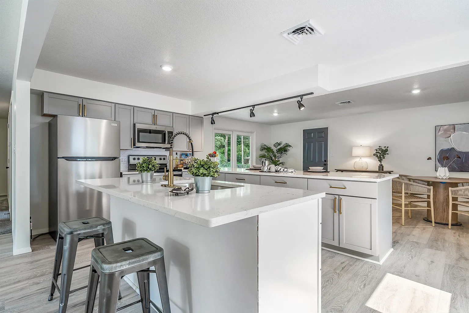 2306 Lima Ln photo 1