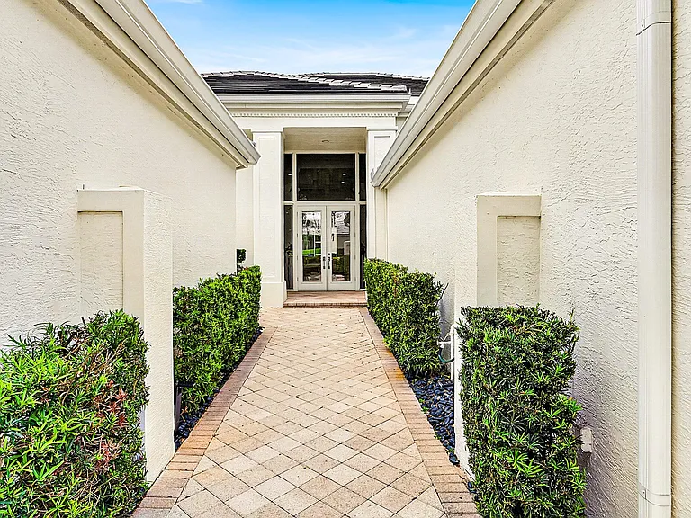 1128 Crystal Dr — Photo 3