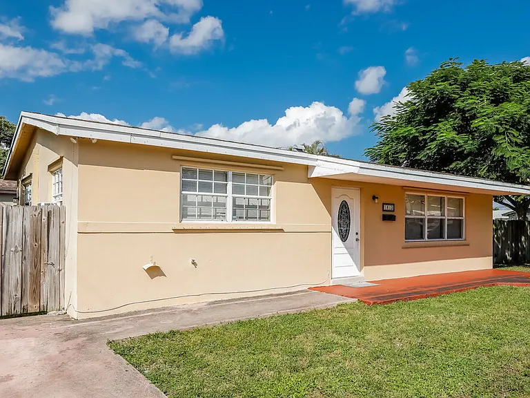 1810 De Soto Dr — Photo 1