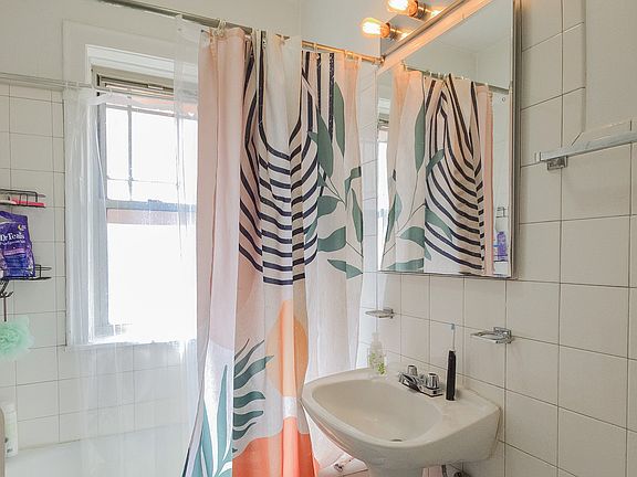 4th image of 4503 1/2 N Greenview Ave #1E