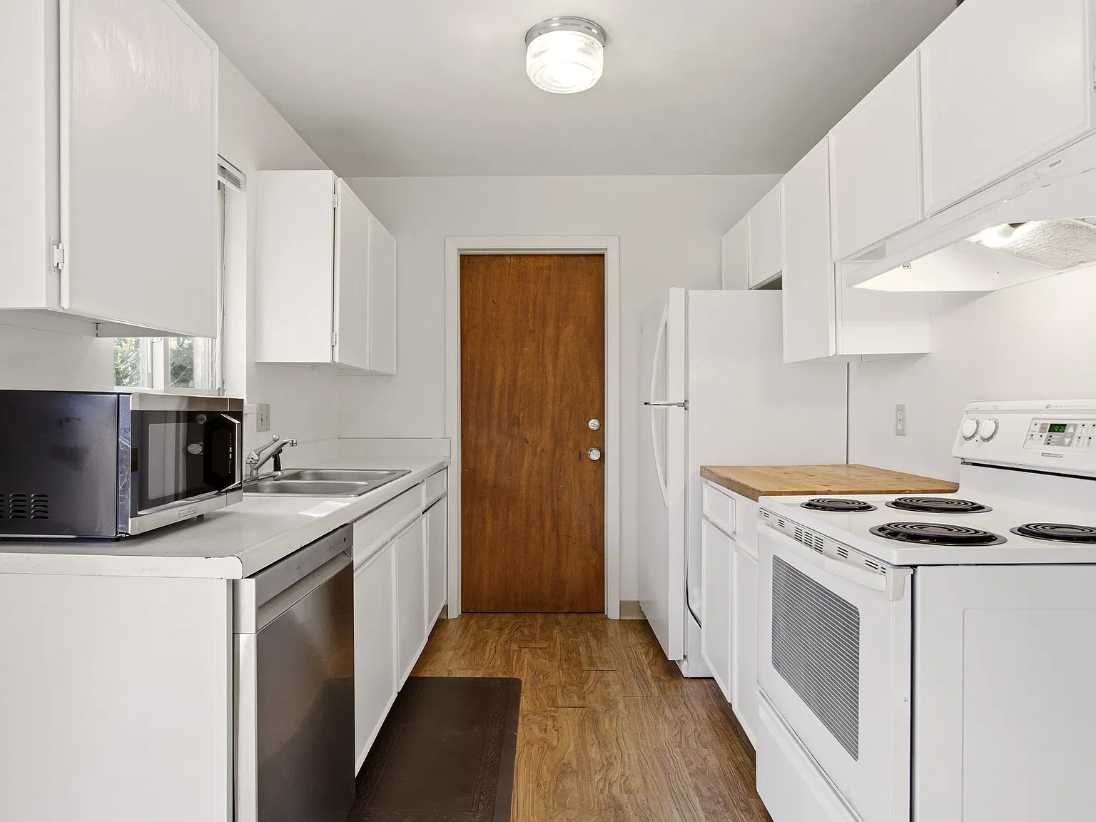 3 bed, 936 sqft, $3,225 — Photo 4