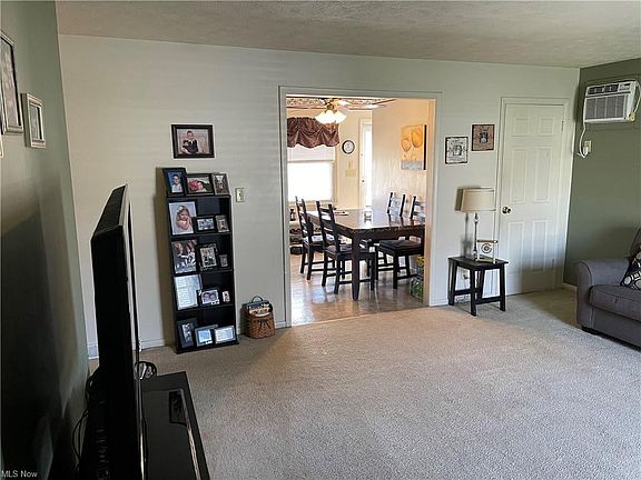 3rd image of 843 Saul Dr