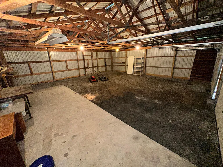 detached pole barn for storage/ cars/ tools (only half usable for tenant)