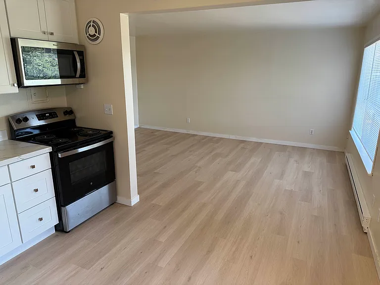 4754 22nd Ave NE #8 — Photo 4