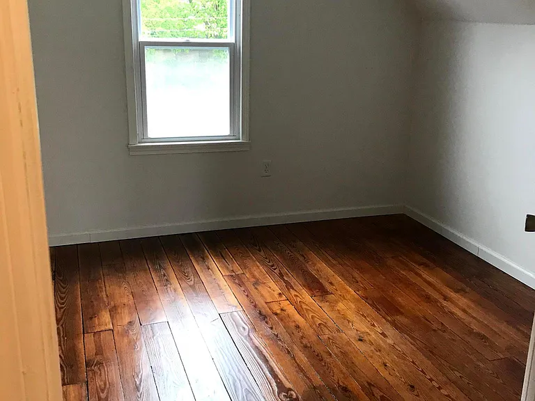 Upstairs south bedrrom
