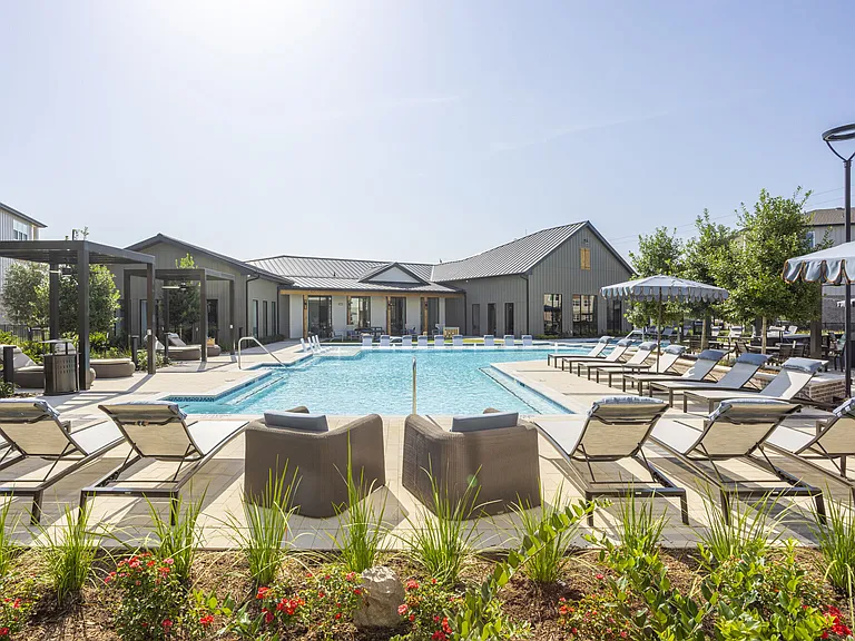 Broadstone Creekside apartments community photo