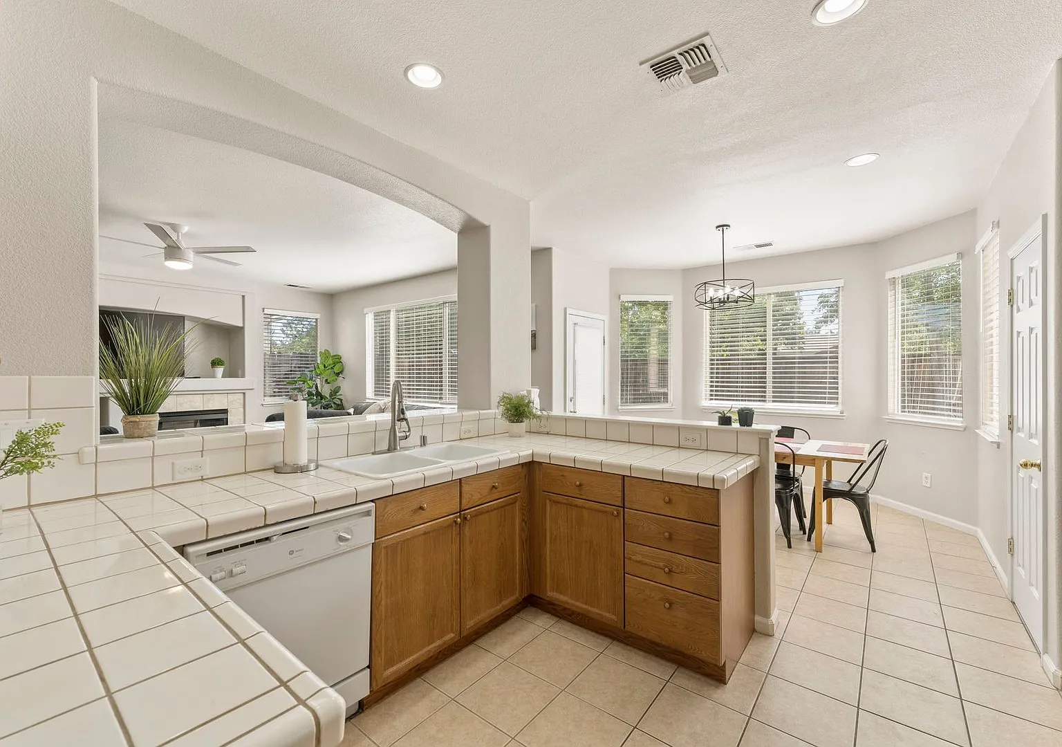 Effortless Living Starts Here Just Bring Your Suitcase and Step Into Comfort — Photo 3