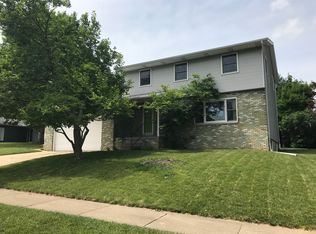1403 W Queens Court Rd, Peoria, IL 61614