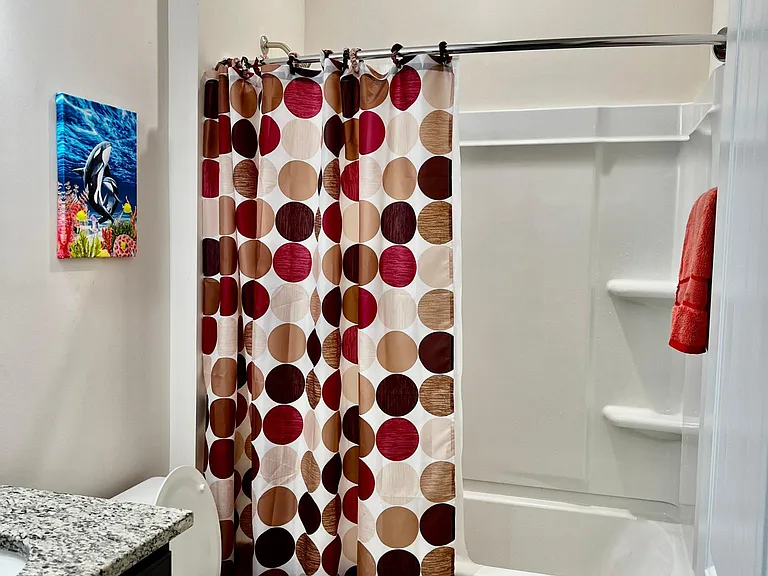 First floor - Full bathroom