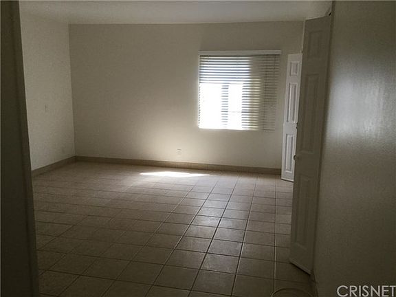 4th image of 1124 E Elmwood Ave
