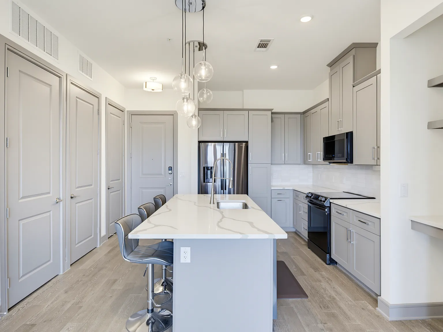 2 bed, 1151 sqft, $2,100 — Photo 3